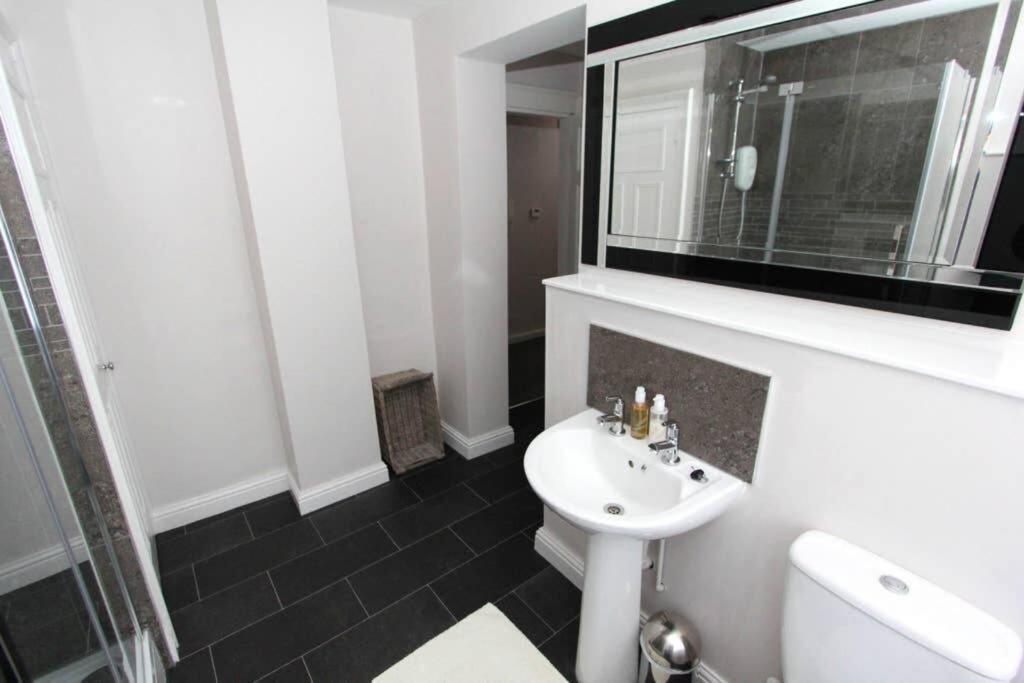 Top Floor Character Apartment In The Heart Of The City Centre Chester Extérieur photo
